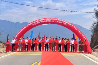 Các đại biểu cắt băng khánh thành. (Ảnh: TUẤN SƠN).