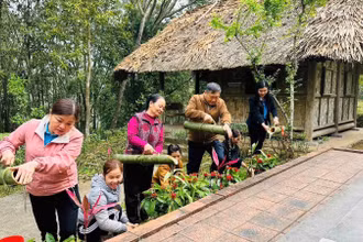 Người dân xã Lương Bằng (Chợ Đồn) chăm sóc hoa, cây cảnh trong di tích Nà Pậu. (Ảnh: NÔNG VUI)