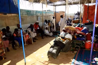 Xung đột khiến người dân Sudan phải tạm trú trong một ngôi trường tại khu phố Al-Ahamda thuộc thành phố Bahri, phía bắc thủ đô Khartoum. (Ảnh: TÂN HOA XÃ)