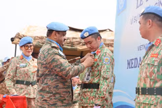 Trung tướng Mohan Subramanian - Tư lệnh Phái bộ Liên hợp quốc tại Nam Sudan trao Huy chương Vì sự nghiệp gìn giữ hòa bình Liên hợp quốc cho các thành viên Bệnh viện Dã chiến cấp 2 số 6 của Việt Nam. (Ảnh: SỸ CÔNG)