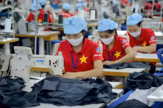 May quần áo xuất khẩu tại Tổng công ty May 10 thuộc Tập đoàn Dệt may Việt Nam. (Ảnh HOÀNG ANH)