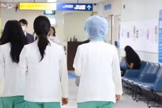 Nhân viên y tế làm việc tại Bệnh viện Đại học Quốc gia Seoul, Hàn Quốc, ngày 24/6/2024. (Ảnh: Yonhap/TTXVN)
