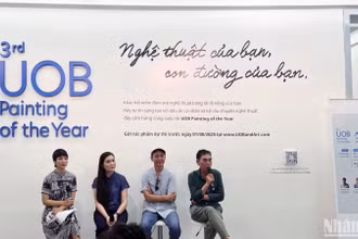 Các nghệ sĩ, giám tuyển tham gia Tọa đàm "Đương đại trên nền di sản" trong khuôn khổ sự kiện.