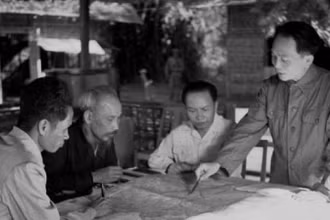 Chủ tịch Hồ Chí Minh, Đại tướng Võ Nguyên Giáp và các đồng chí lãnh đạo Đảng, Nhà nước bàn kế hoạch mở chiến dịch Điện Biên Phủ (năm 1954). (Ảnh tư liệu: TTXVN)