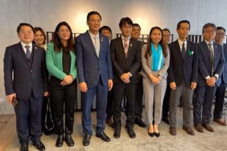 Đại sứ Việt Nam tại Nhật Bản Phạm Quang Hiệu và Thống đốc tỉnh Nara Yamashita Makoto chụp ảnh lưu niệm cùng các đại biểu hai nước. (Ảnh: LÊ THƯƠNG)