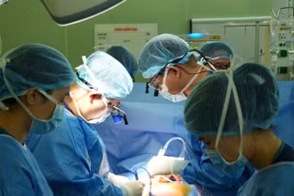Các bác sĩ phẫu thuật lấy, ghép tạng tại Bệnh viện Bạch Mai. 
