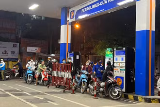 Người dân mua hàng tại cửa hàng xăng dầu quận Thanh Xuân (Hà Nội), thuộc Tập đoàn Petrolimex. 