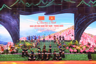 Một tiết mục tại chương trình giao lưu văn nghệ Việt Nam-Trung Quốc được tổ chức tại tỉnh Lai Châu năm 2024. (Ảnh Tùng Giang) 