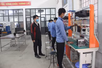 Giờ thực hành của sinh viên Trường cao đẳng Cơ điện và Thủy lợi Hưng Yên.