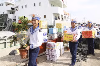 Cán bộ, chiến sĩ Tiểu đoàn DK1, Vùng 2 Hải quân chuyển quà Tết lên các tàu cho cán bộ, chiến sĩ Nhà giàn DK1.