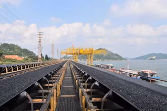 Tiêu thụ mẻ than đầu tiên trong ngày đầu Xuân mới Ất Tỵ 2025 tại cảng Cửa Ông. 