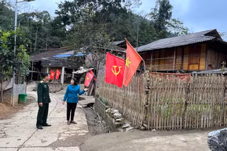 Bí thư Huyện ủy Bạch Thông (Bắc Kạn) Đỗ Thị Hiền (cán bộ luân chuyển) kiểm tra, chỉ đạo công tác xây dựng nông thôn mới tại xã Cao Sơn. 
