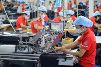 Các doanh nghiệp dệt may mong muốn các ngân hàng tiếp tục giảm lãi suất cho vay. Trong ảnh: Sản xuất tại Tổng công ty May 10. 
