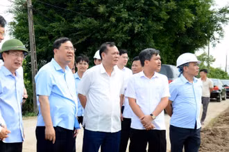 Đồng chí Phạm Gia Túc, Bí thư Tỉnh ủy Nam Định (thứ 3 từ trái sang) kiểm tra tiến độ xây dựng cầu vượt sông Đào trên địa bàn thành phố. 