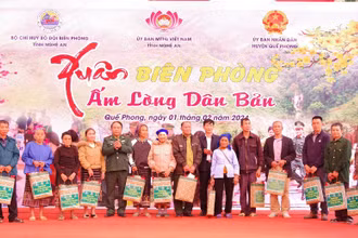 Bộ đội Biên phòng tỉnh Nghệ An trao quà Tết tặng người nghèo huyện miền núi biên giới 30a Quế Phong. 