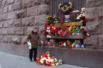 Người dân tại St.Petersburg đặt hoa tưởng niệm các nạn nhân vụ tấn công tại Nga. (Ảnh: TÂN HOA XÃ) 