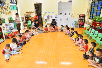Các nhà hảo tâm trao quà tặng học sinh Trường mầm non Hợp Thành (xã Hợp Thành, thành phố Lào Cai, tỉnh Lào Cai). (Ảnh MỸ HÀ)