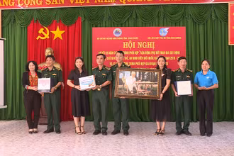 Hội liên hiệp phụ nữ các huyện, thị xã, thành phố tỉnh Bình Dương trao tặng quà cho các đồn biên phòng tỉnh Bình Phước