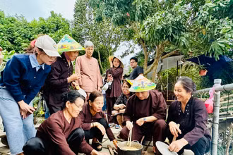 Khách du lịch trải nghiệm nấu bánh đúc khi đến với mô hình du lịch nông nghiệp tại Giang Biên (quận Long Biên, Hà Nội).