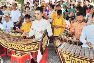 Đồng bào Khmer biểu diễn nhạc cụ dân tộc. (Ảnh QUỐC TRINH) 