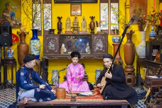 Quan viên trẻ Duy Linh (ngoài cùng bên trái) điểm trống trong một canh hát ca trù. 