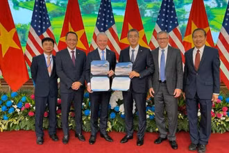 Đại diện lãnh đạo Vietnam Airlines và Tập đoàn Boeing chúc mừng cam kết mua 50 máy bay thân hẹp Boeing 737 MAX mới đây tại Hà Nội. 