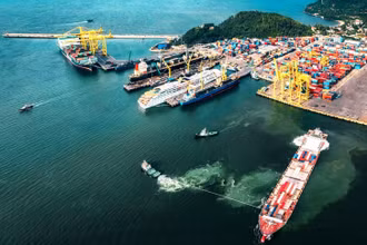 Cảng Đà Nẵng, đầu mối giao thương quốc tế cho khu vực miền trung-Tây Nguyên và trung nam Lào, đông bắc Campuchia, Thái Lan. 