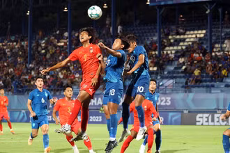 U23 Thái Lan (áo xanh) khởi đầu thuận lợi, thắng U23 Myanmar 3-0. 