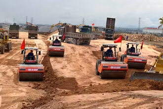 Các đơn vị thi công đào đắp nền hạng mục phụ trợ trên tuyến đường cao tốc bắc-nam. 