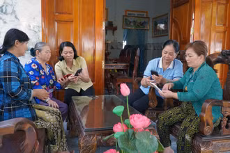 Tổ Phụ nữ chuyển đổi số của Hội Liên hiệp Phụ nữ xã Phương Thịnh, huyện Cao Lãnh, tỉnh Đồng Tháp hướng dẫn hội viên cách sử dụng điện thoại thông minh. 
