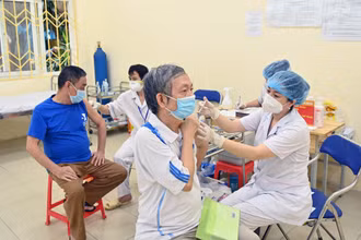 Hà Nội đẩy mạnh tiêm vắc-xin phòng Covid-19 cho người dân. (Ảnh LINH ÐAN) 