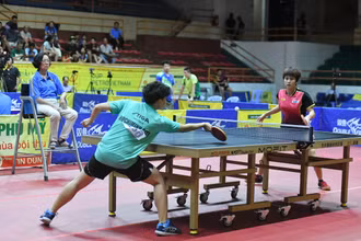 VĐV Nguyễn Khoa Diệu Khánh (đội Thành phố Hồ Chí Minh, bên phải) vô địch đơn nữ sau khi giành chiến thắng trước VĐV cùng đội Nguyễn Bạch Thanh Thư. (Ảnh ĐĂNG KHOA) 