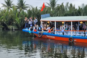 Các cơ quan chức năng và người dân tham gia thả cá để khôi phục nguồn lợi thủy sản khu vực ven biển. 