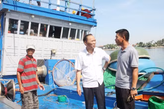 Đoàn công tác của Bộ Nông nghiệp và Phát triển nông thôn kiểm tra kết quả thực hiện công tác chống khai thác thủy sản trái phép tại xã Tam Quang, huyện Núi Thành (Quảng Nam). 