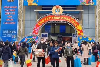 Người lao động phấn khởi mua hàng tại Chợ Tết Công đoàn 2025 do Liên đoàn Lao động TP Hà Nội tổ chức. 