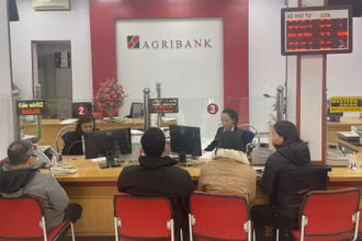 Khách hàng giao dịch tại chi nhánh ngân hàng Agribank. 