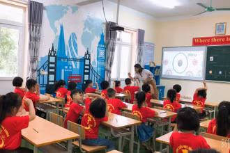 Tiết học toán tiếng Anh sử dụng bài giảng từ kho học liệu số của ISMART tại Trường tiểu học Hùng Vương, thị xã Phú Thọ. 
