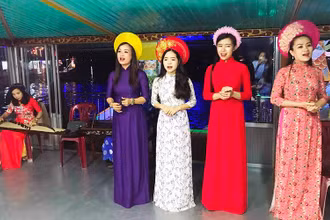 Các ca sĩ biểu diễn ca Huế phục vụ du khách trên sông Hương. 