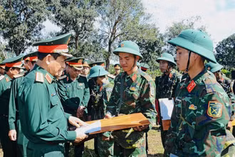 Đại tướng Phan Văn Giang, Ủy viên Bộ Chính trị, Phó Bí thư Quân ủy Trung ương, Bộ trưởng Quốc phòng kiểm tra công tác huấn luyện, sẵn sàng chiến đấu tại Quân đoàn 34. 