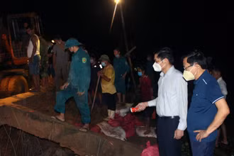 Đập Bàn Vàng ở xã Tiến Thành, huyện Yên Thành, tỉnh Nghệ An bị nước lũ cuốn trôi.