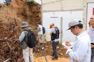 Các nhà khoa học của Viện Địa chất, khảo sát điểm trượt lở tại thành phố Bảo Lộc (tỉnh Lâm Đồng). 