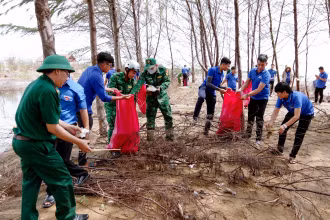 Bộ đội Biên phòng tỉnh Sóc Trăng tham gia dọn dẹp, làm sạch bờ biển. 