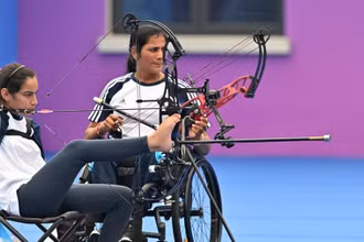 Sheetal Devi của Ấn Độ (16 tuổi) là nữ VĐV không tay đầu tiên đoạt HCB bắn cung tại Asian Para Games 4. 