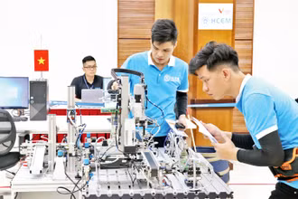 Ðội tuyển Việt Nam tham dự Cuộc thi Kỹ năng nghề cơ điện tử online châu Á - Thái Bình Dương (2022). (Ảnh MINH THẮNG) 