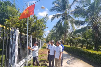 Thực hiện mô hình “3 xanh, 4 có, 5 không” giúp đường quê thêm sáng, xanh, sạch, đẹp. 