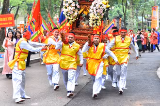 Nghi thức cung nghinh Thánh giá tại Lễ hội truyền thống “Thập tam trại” (quận Ba Đình). (Ảnh MỸ HÀ) 