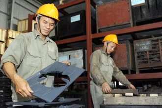 Công nhân doanh nghiệp tư nhân Thành Phương (Hải Phòng) kiểm tra sản phẩm khuôn đúc. (Ảnh LÂM THANH) 