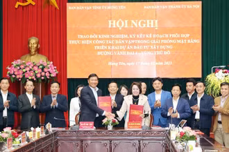 Ban Dân vận Tỉnh ủy Hưng Yên và Ban Dân vận Thành ủy Hà Nội phối hợp công tác dân vận trong giải phóng mặt bằng đường Vành đai 4-Vùng Thủ đô. (Ảnh XUÂN ANH) 