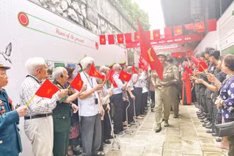 Tái hiện hình ảnh các chiến sĩ về giải phóng Thủ đô trong niềm hân hoan của người dân. 