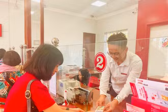 Khách hàng giao dịch tại chi nhánh Ngân hàng Agribank. 